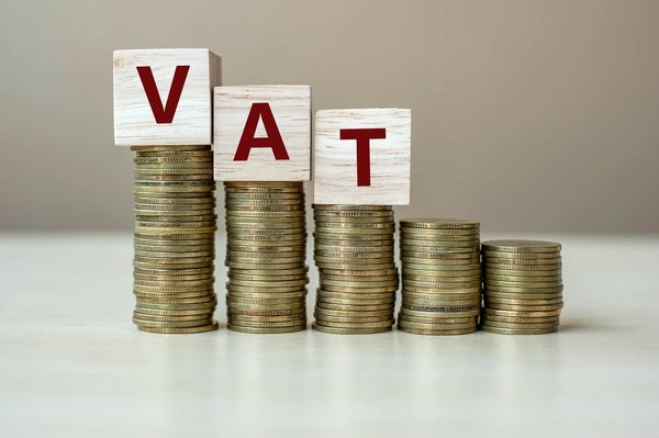 What are the specific VAT registration requirements for a new UK import/export business?